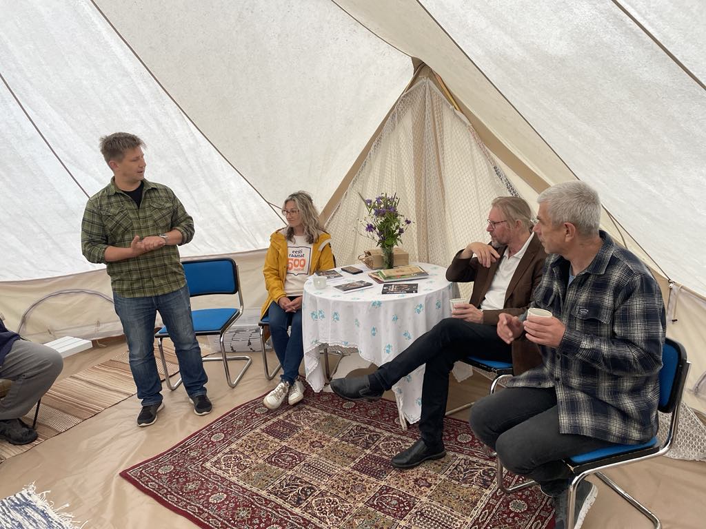 Virumaa Rahvaülikool esitles juubeliraamatut